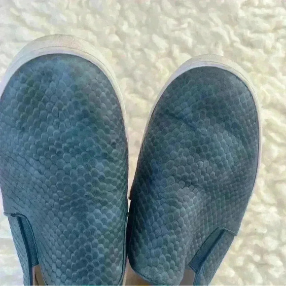 Vionic Midi Blue Faux Snake Slip On Deck Shoes. - Picture 4 of 7